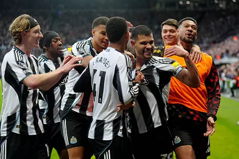 إيفرتون يسحق نوتنجهام.. ونيوكاسل يهزم 10 لاعبين من بيرنلي